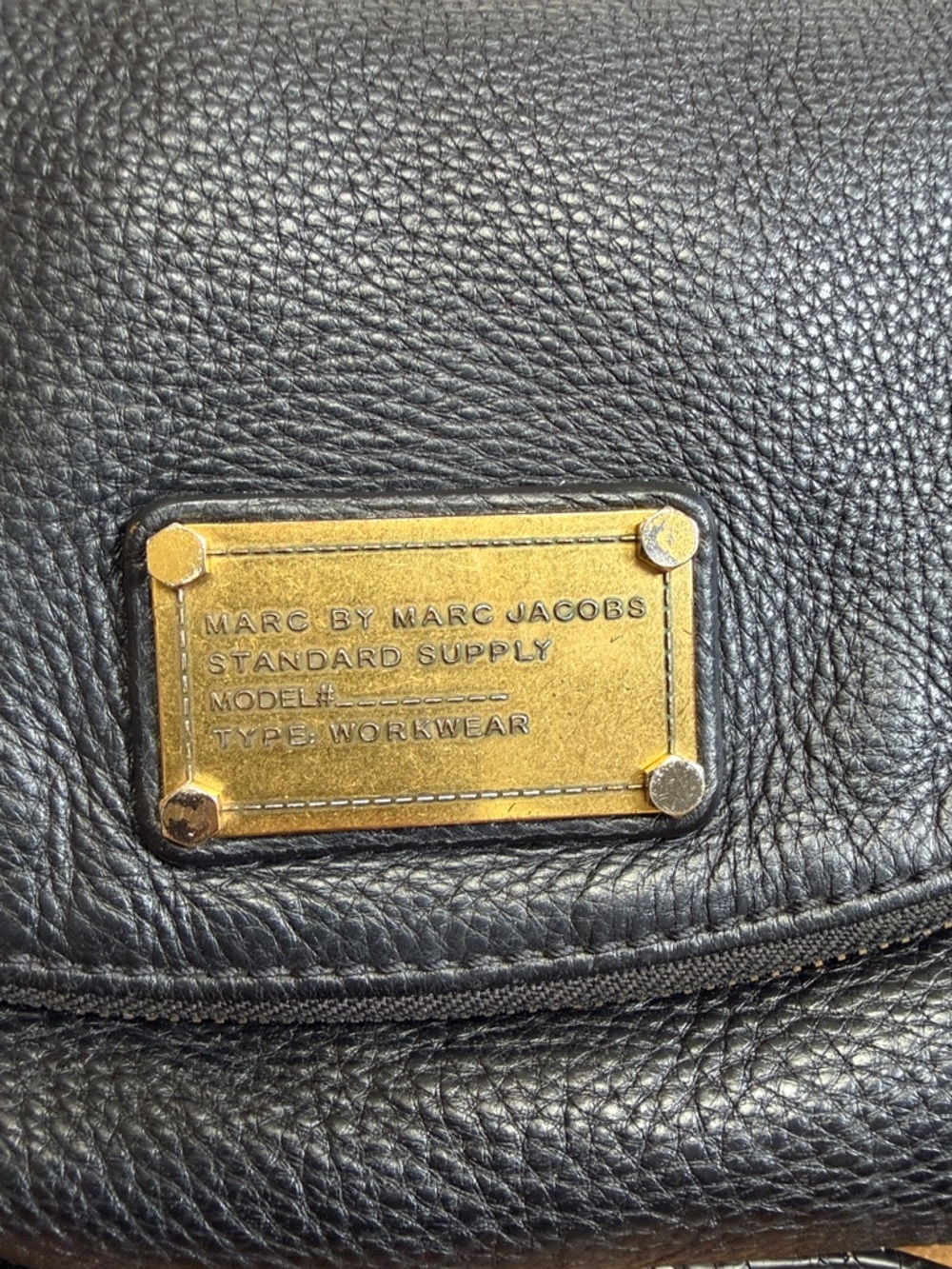 Marc by Marc Jacobs Classic Natasha black leather crossbody handbag. - Picture 3 of 10